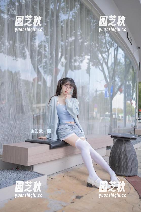 CANDY糖果画报 - 清新泳池风光下的王诗琪私房原图，展现无限魅力.txt