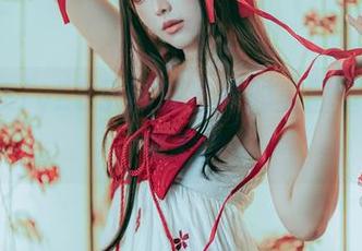 沉浸在ElyEE子黑皮泳裙的美图壁纸世界中.txt