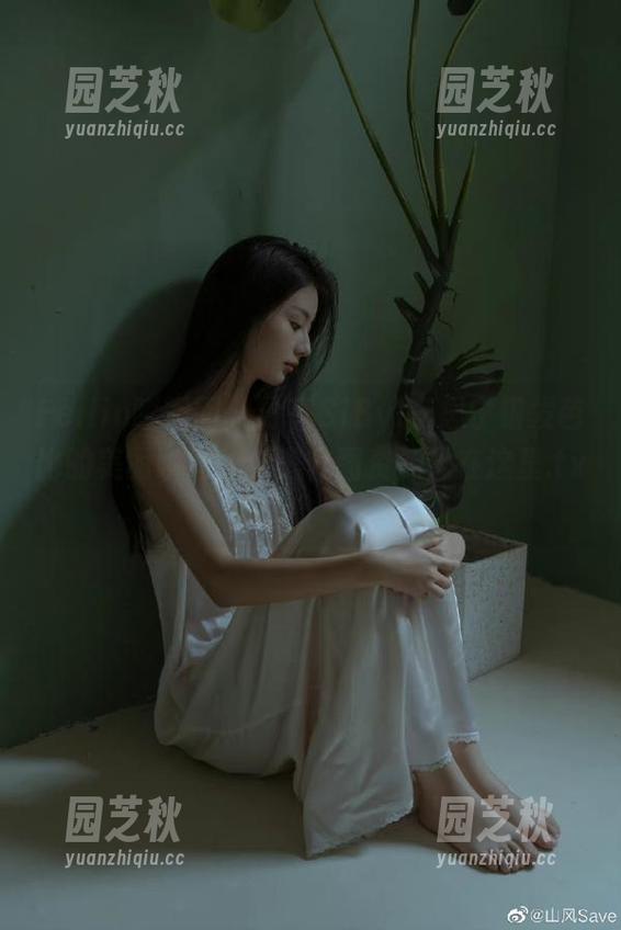 Feilin嗲囡囡 - 分享SiByl李思宁银发芭比的美丽瞬间，绝美套图资源只在这里.txt