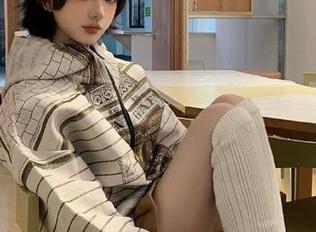 Feilin嗲囡囡 – 种田女孩新风尚，SiByl李思宁的奶牛写真图片与资源一应俱全！.txt