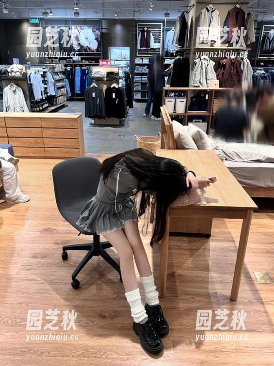 Feilin嗲囡囡 - 最新分享：luna张静燕姐姐的胶卷风写真，回归复古的纯粹与真实.txt