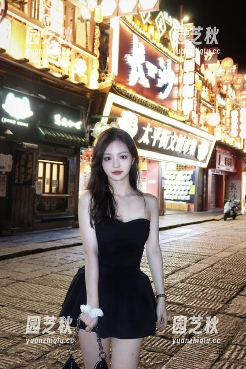 Feilin嗲囡囡 - 李梓熙黑白私拍特辑：资源丰富，展现个性之美的瞬间！.txt