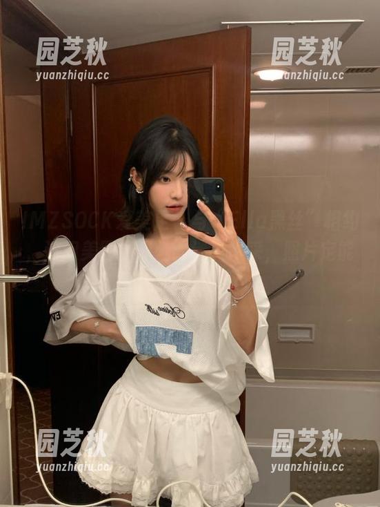 IMZSOCK爱美足 - 与“Ella黑丝”相约，这组美图展现她的迷人风采，照片定能打动你的心灵.txt