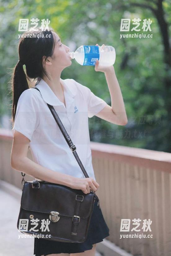 Kimoe激萌文化 - 在白丝之下，之应写真美图展现出无限的优雅与魅力.txt