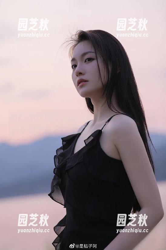 MFStar模范学院 - 私房美图大赏：SiByl李思宁女友的创意摄影与时尚灵感.txt