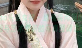 TouTiao头条女神 – 透视梁芮溪的裤里丝：时尚与艺术交织的写真图册之旅.txt