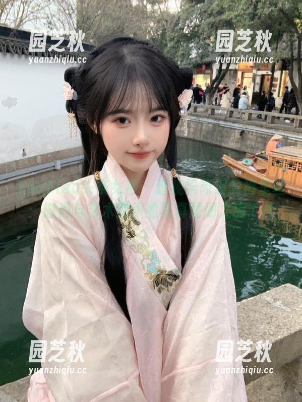 TouTiao头条女神 - 透视梁芮溪的裤里丝：时尚与艺术交织的写真图册之旅.txt