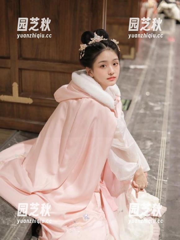 TouTiao头条女神 - 夜店风选片无圣光，穆菲菲带你领略美腿的时尚魅力.txt