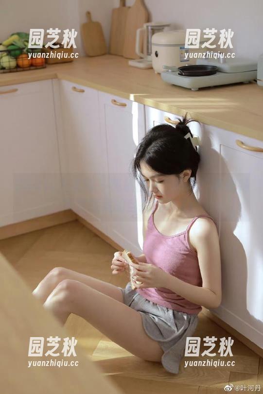 UGirls尤果网 - 筱慧的私拍图集：展现她蜕变旅程的自拍魅力.txt