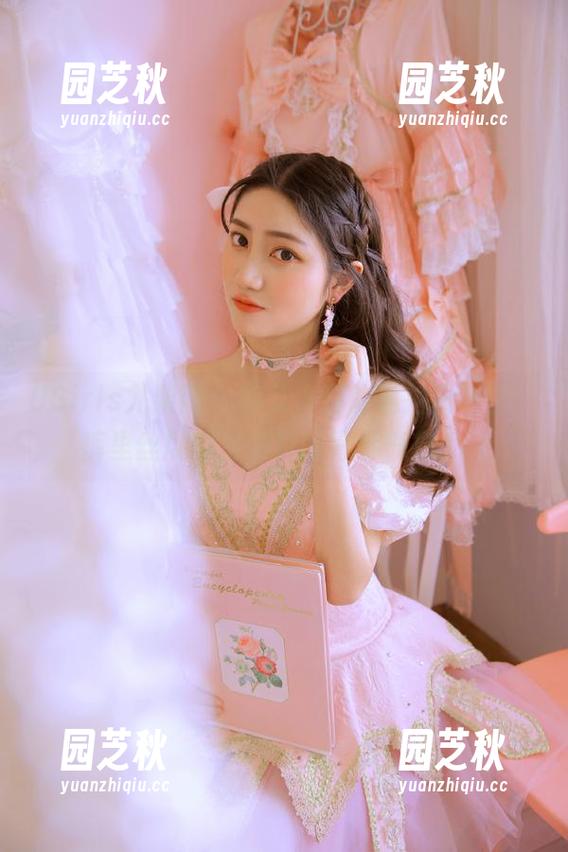UGirls尤果网 - 在艾小青的私拍图集里，裤里丝展现出别样的青春气息.txt