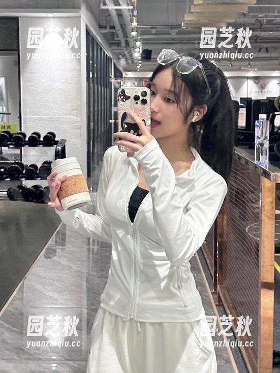 探索Vinnegal的粉色世界：定制图集让你感受温暖与柔情的碰撞.txt
