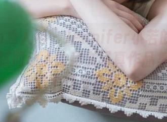 Xiuren秀人网 – Jennifer小若的自我表达：细腻而动人的秘书写真作品集映射出她的个性与故事.txt