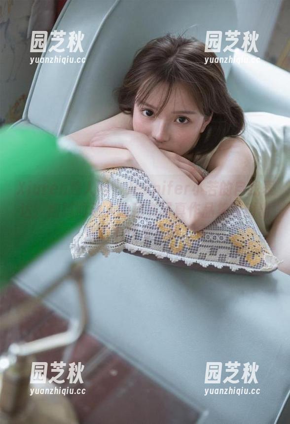 Xiuren秀人网 - Jennifer小若的自我表达：细腻而动人的秘书写真作品集映射出她的个性与故事.txt