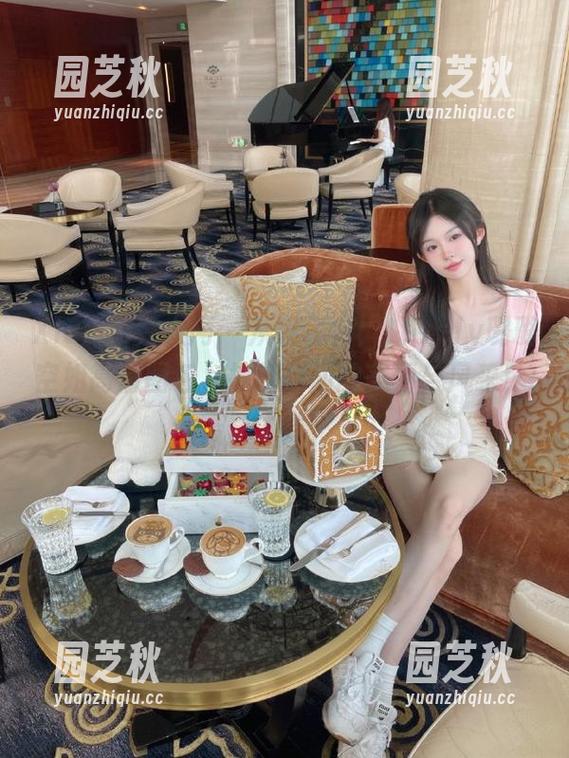 Xiuren秀人网 - 从容飞行：Lovely璐璐空姐高清图包，捕捉瞬间的美丽与风采！.txt