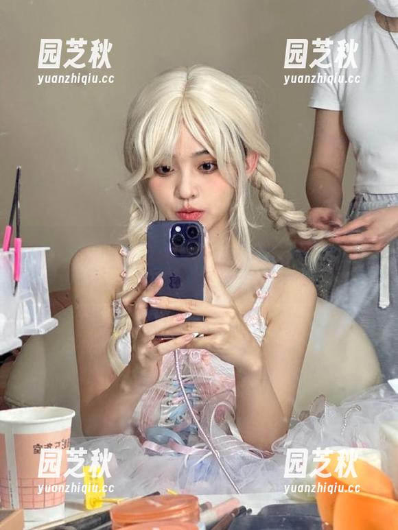 Xiuren秀人网 - 高清写真秀：kelly凯莉在天台上的迷人瞬间回顾.txt