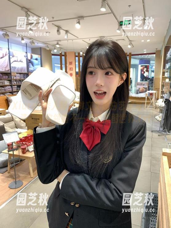 Xiuren秀人网 - 林文文黑白艺术写真精选，带你领略不一样的美图世界.txt
