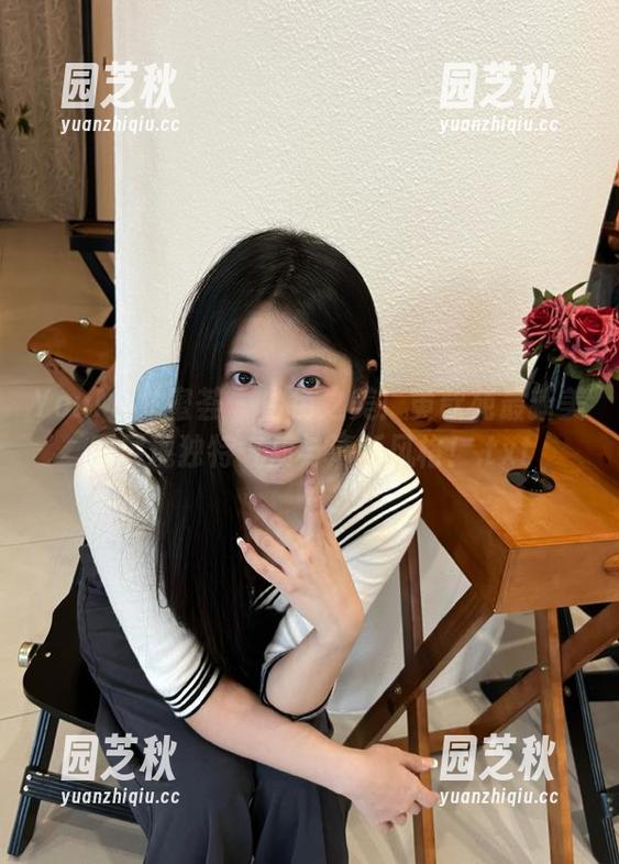 YouMi尤蜜荟 - 白色之美！黄歆苑最新美图展现独特气质与清新风格！.txt