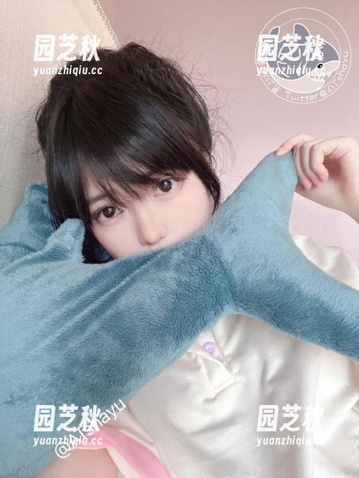 at鲨鱼的蓝色上衣：一场美图图集的视觉盛宴，焕发出无限魅力.txt