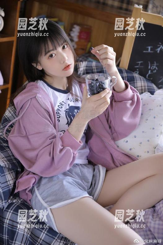 pans - 最新折折女孩写真合集，展现多样风格与无限创意.txt