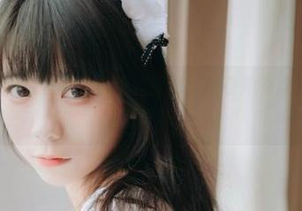 usejan蓝蓝修女的独特写真图册：感受她的优雅与神秘气息.txt