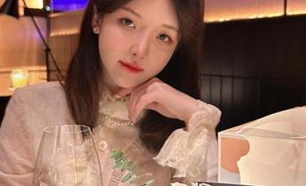 享受一小央泽的睡衣COS魅力，获取丰富而独特的写真资源！.txt