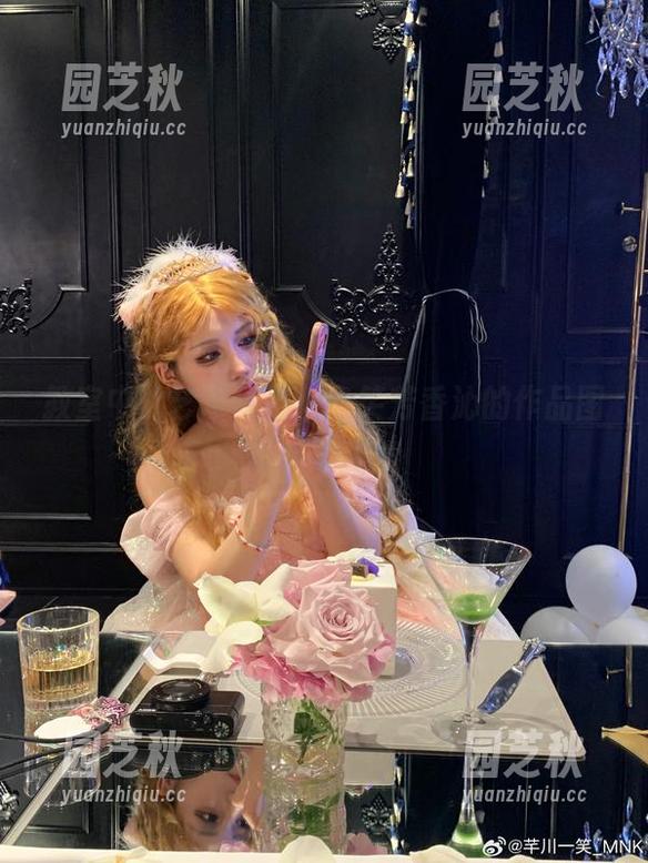 教室中的艺术气息：一笑芳香沁的作品图包详解.txt