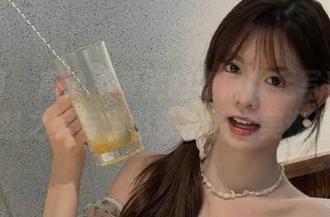 微密圈 – 高清不爱笑的赛琳裸足写真：感受自然之美与摄影艺术的完美邂逅.txt