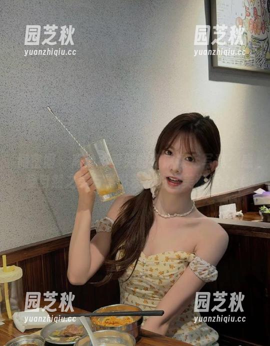 微密圈 - 高清不爱笑的赛琳裸足写真：感受自然之美与摄影艺术的完美邂逅.txt