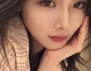 丽柜 – 伊园带来的黑白魅力：美丽写真与独特壁纸，点亮你的艺术生活.txt