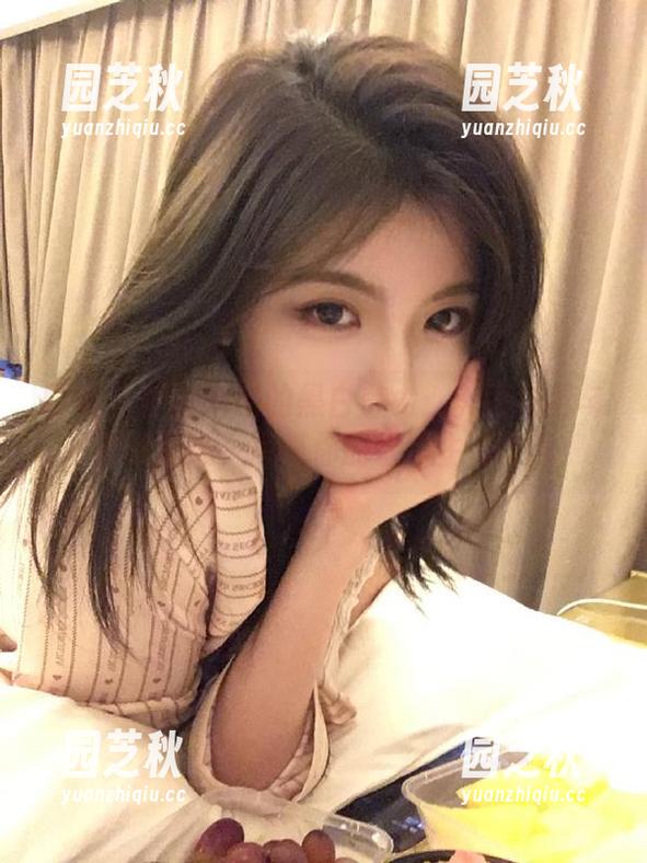 丽柜 - 伊园带来的黑白魅力：美丽写真与独特壁纸，点亮你的艺术生活.txt