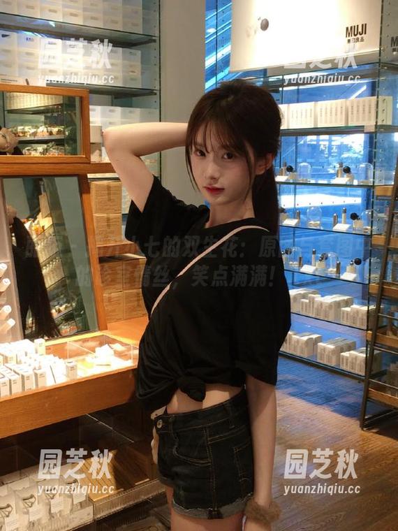 丽柜 - 揭开小七的双生花：原图与套图中的诊室情丝，笑点满满！.txt