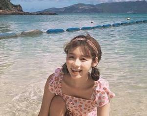 丽柜 – 小戈海边写真精选：每一帧都凝聚着夏日的悠闲与诗意.txt