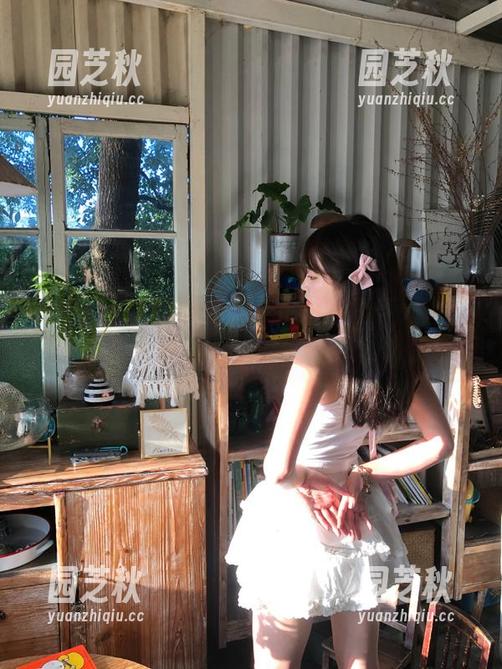 丽柜 - 小爽独家套图作品《玉脂蕉香》，漫步在自然中的优雅与灵动.txt