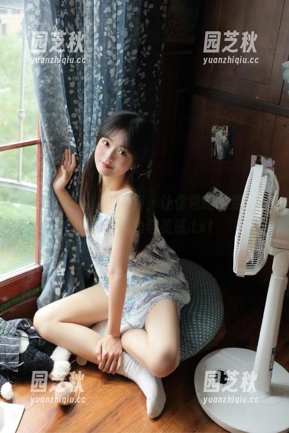 丽柜 - 左左红裙写真，让你领略免费艺术的独特视角与美感.txt