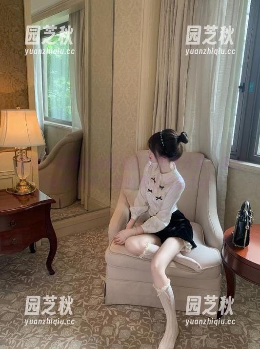 丽柜 - 探索心心的浴缸写真集分享：感受水中光影交织的灵动美感.txt