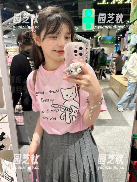 丽柜 - 怡萱空姐写真集：精选镜头下她的独特气质，带你领略空姐生活的点滴魅力！.txt