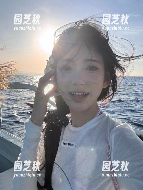 丽柜 - 感受悠悠学姐的摄影魅力，观看原图让你沉醉于每一个美丽瞬间！.txt