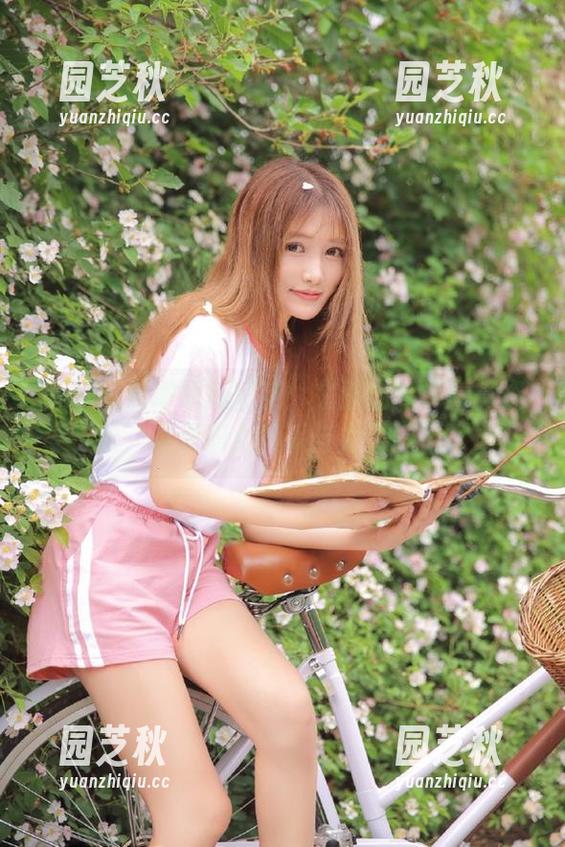 丽柜 - 俯瞰职场精英：文静的高清写真资源，展现职女风采与力量！.txt