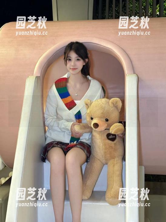 丽柜 - 无圣光下的英子：原图美脚写真，探寻她优雅与自信的完美结合.txt