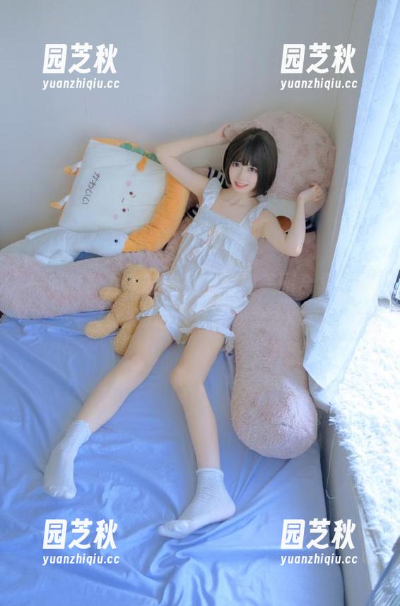 一起欣赏九柒喵的黑白写真美图合集，揭开她内心深处的秘密.txt