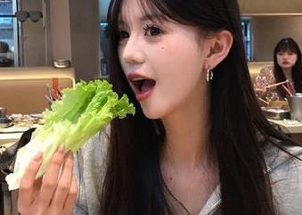 克拉女神 – 绝美YOYO美腿写真全集：倾心捕捉每个瞬间的迷人韵味.txt