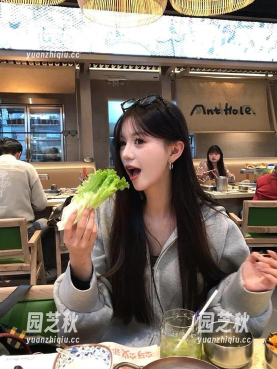 克拉女神 - 绝美YOYO美腿写真全集：倾心捕捉每个瞬间的迷人韵味.txt