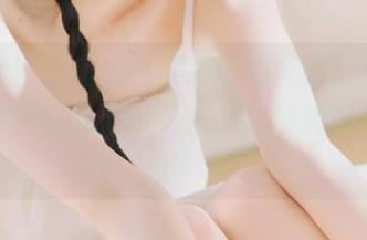克拉女神 – 室内外美图随心所欲，舒彤的妹妹写真作品展示了她的独特视角与创造力.txt