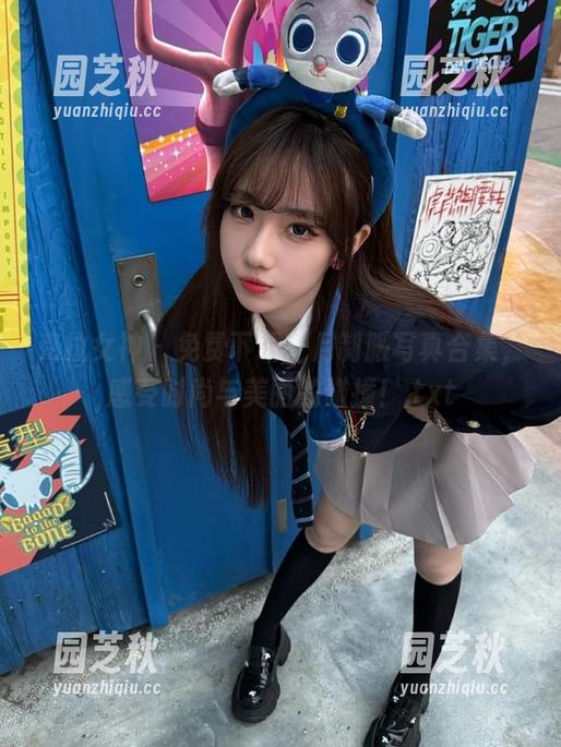克拉女神 - 免费下载芝月制服写真合集，感受时尚与美丽的碰撞！.txt