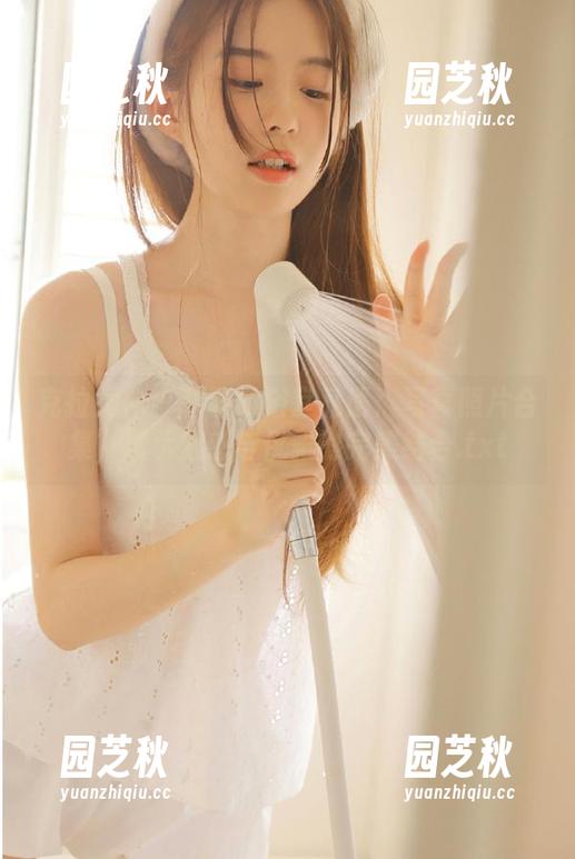 克拉女神 - 菲菲的浴室私语：写真照片合集，展示魅惑与优雅的完美结合.txt