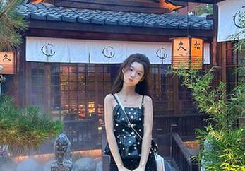 克拉女神 – 一起沉浸在“粉红之魅”中，钟淇写真作品等你来下载！.txt