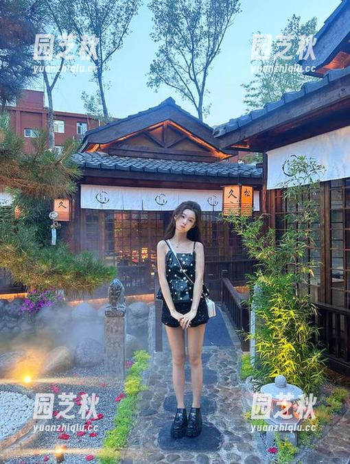 克拉女神 - 一起沉浸在“粉红之魅”中，钟淇写真作品等你来下载！.txt