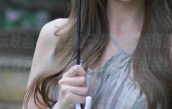 “兔玩映画”黑丝格子裙的图片精选，真是把我对风格的理解刷新了三维度！.txt