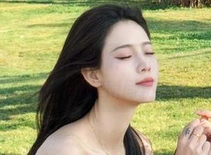 兔玩映画最新美图发布：树荫斑驳下，白丝演绎出的绝美瞬间精选.txt