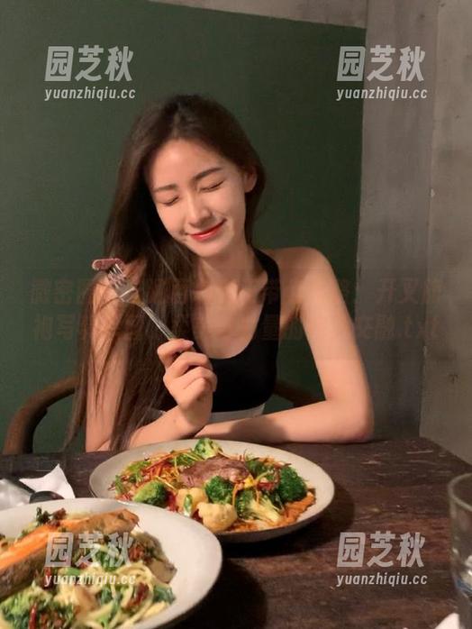 微密圈 - 卡通百科老王带你领略：开叉旗袍写真原图，柔美与力量的完美交融.txt